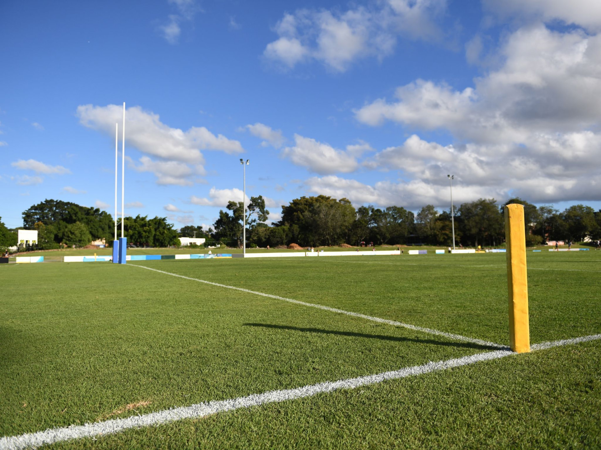 Complexe sportif municipal avec joueurs sur le terrain